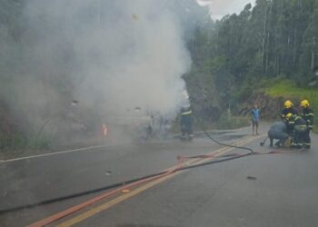 Fogo consome veículo na estrada de acesso ao Distrito de Alto Alegre (vídeo)
