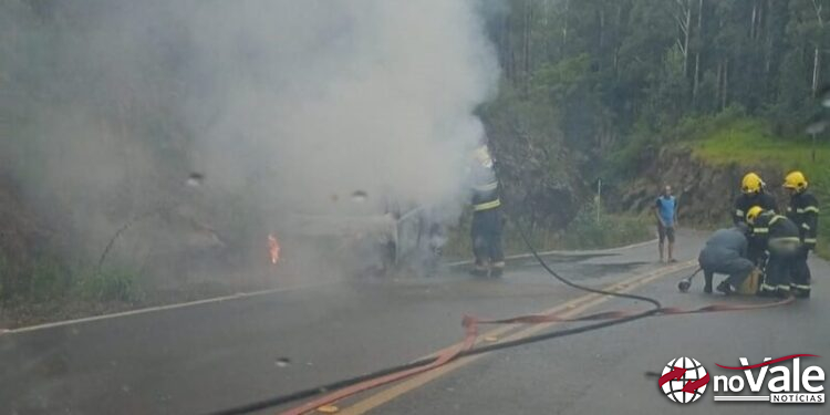 Fogo consome veículo na estrada de acesso ao Distrito de Alto Alegre (vídeo)