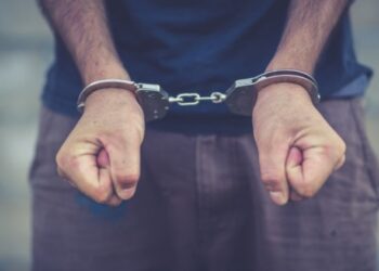 Jovem desrespeita medida protetiva e invade casa da própria mãe para cometer furto