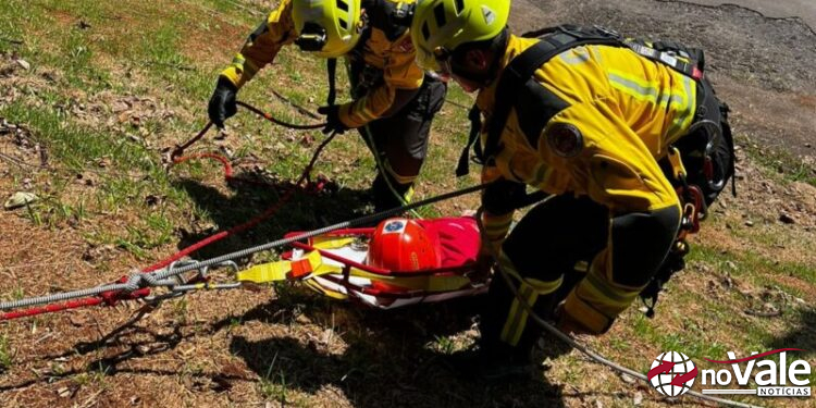 Simulado surpresa testa bombeiros de Capinzal em resgate de vítima em ribanceira (vídeo)