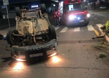 Bombeiros atendem capotamento de veículo no centro de Irani
