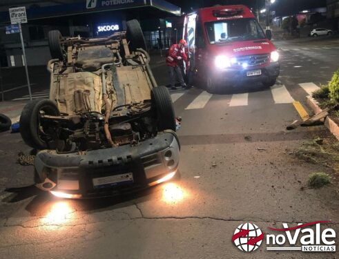 Bombeiros atendem capotamento de veículo no centro de Irani