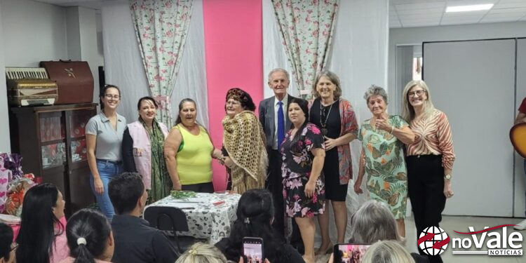 Centro de Acolhimento do Idoso de Ouro promove homenagem especial ao Dia das Mães