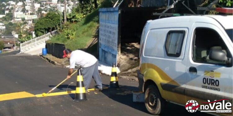 Diretoria de Trânsito realiza a pintura de faixas de pedestre na Rua Presidente Kennedy