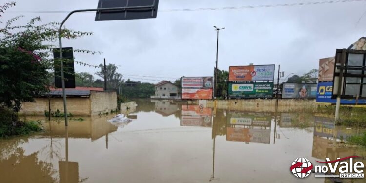 Chuvas em Santa Catarina afetam 20 municípios, e Rio do Sul decreta situação de emergência