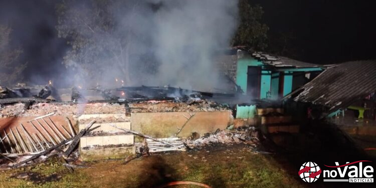 Fogo destrói casa no interior de Capinzal