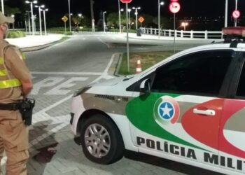 Motociclista embriagado colide com veículo estacionado durante manobras perigosas
