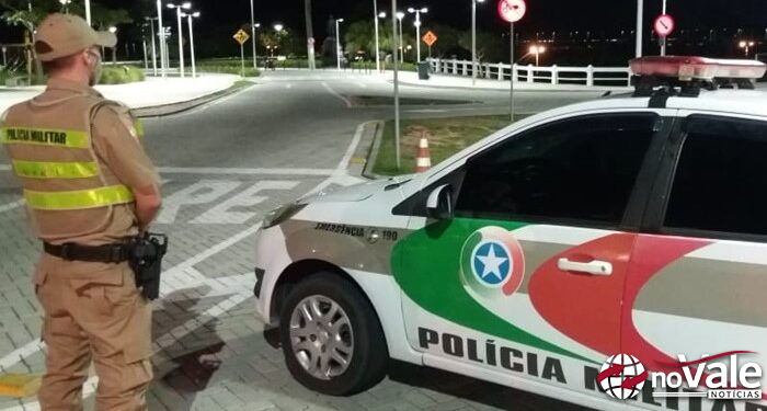Motociclista embriagado colide com veículo estacionado durante manobras perigosas