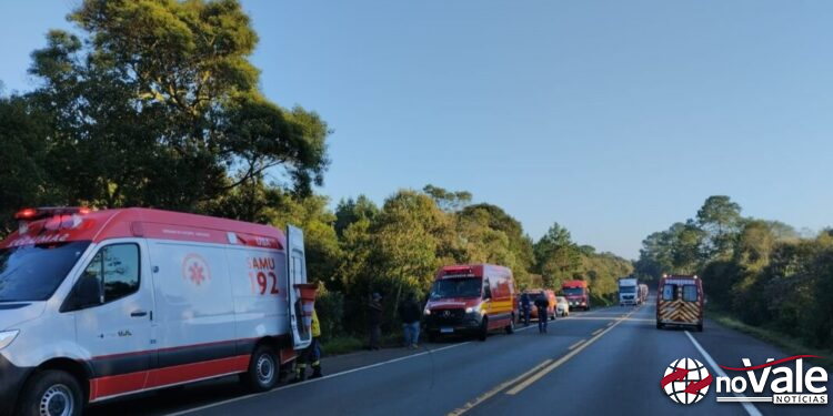 Saída de pista seguida de capotamento deixa um morto e quatro feridos na BR-470