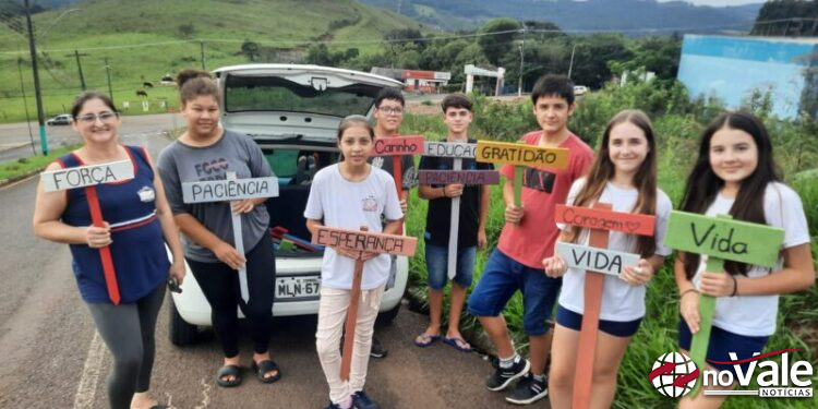 Grêmio Estudantil da Escola Dr. Vilson Pedro Kleinubing faz instalação de placas inspiradoras no Avenida João Evangelista Parizotto