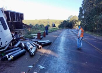 Saída de pista seguida de tombamento de caminhão é registrada na SC-350