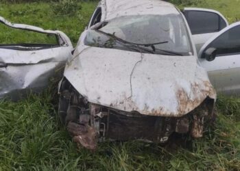 Carro com placas de Catanduvas sai da pista e capota na SC-355
