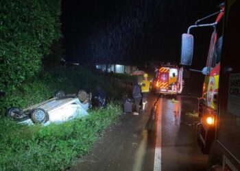 Bombeiros atendem saída de pista seguida de capotamento na SC-464