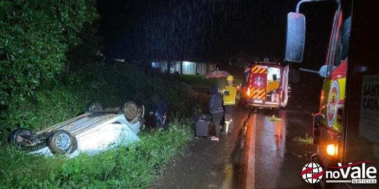 Bombeiros atendem saída de pista seguida de capotamento na SC-464