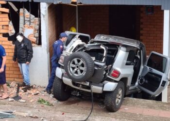 Carro despenca de rua e atinge casa em Herval d`Oeste