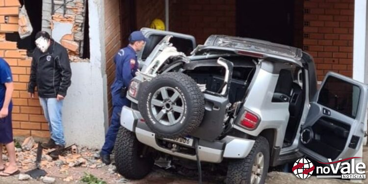 Carro despenca de rua e atinge casa em Herval d`Oeste