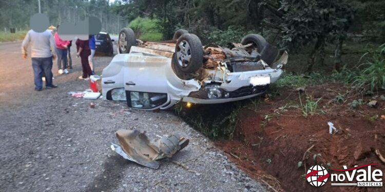 Condutora perde controle da direção e capota veículo na SC-150 em Capinzal