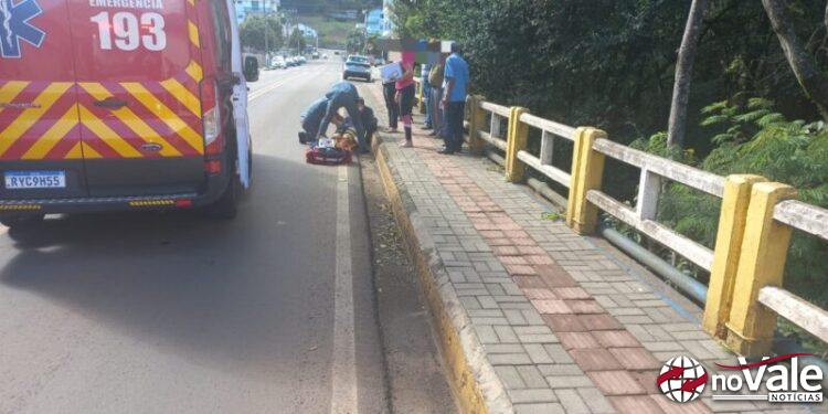 Criança cai de bicicleta e é atropelada por veículo na região