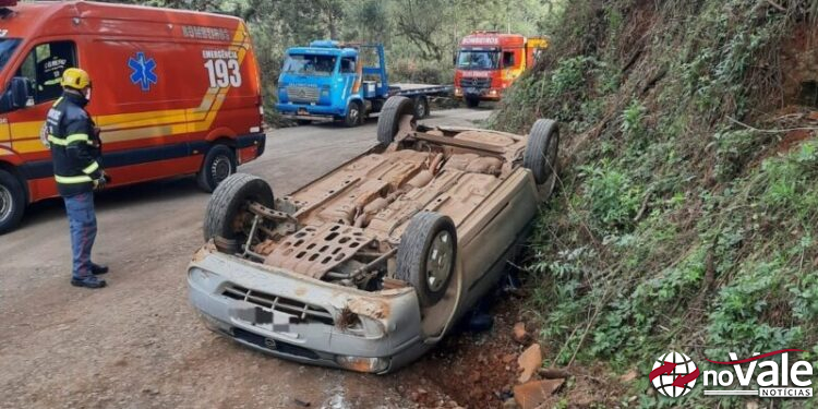 Bombeiros atendem ocorrência de capotamento no interior de Rio das Antas