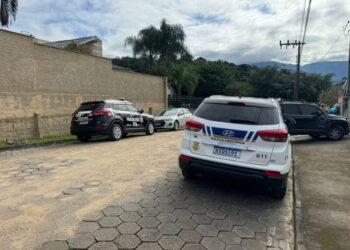 Filha é presa suspeita de matar mãe idosa a facada enquanto vítima usava o celular em SC