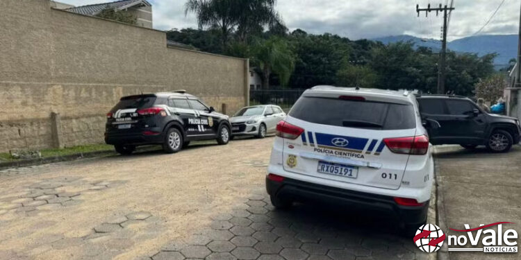 Filha é presa suspeita de matar mãe idosa a facada enquanto vítima usava o celular em SC