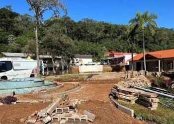 Destruída por duas enchentes em seis meses, cidade do RS faz estudo para mudar de lugar