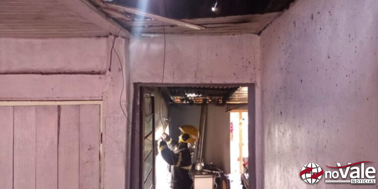 Incêndio em residência é controlado por bombeiros em Campos Novos