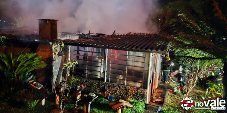 Incêndio destrói residência em Tangará