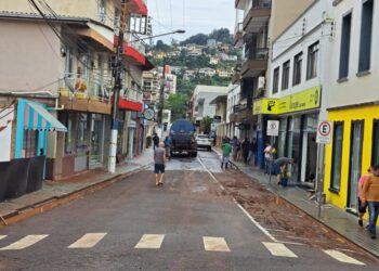 Secretária da infraestrutura efeuta limpeza e colocação de tapumes onde ocorreu desmoronamento no centro de Capinzal