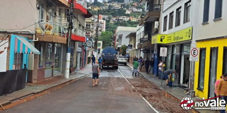 Secretária da infraestrutura efeuta limpeza e colocação de tapumes onde ocorreu desmoronamento no centro de Capinzal