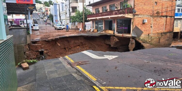 Secretária da infraestrutura efeuta limpeza e colocação de tapumes onde ocorreu desmoronamento no centro de Capinzal