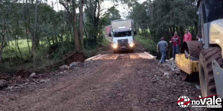 Ponte provisória está concluída e trânsito já foi liberado em Linha Bonita (Ouro)