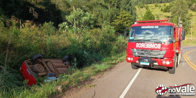 Saída de pista seguida de capotamento deixa dois homens feridos na tarde deste sábado dia 11
