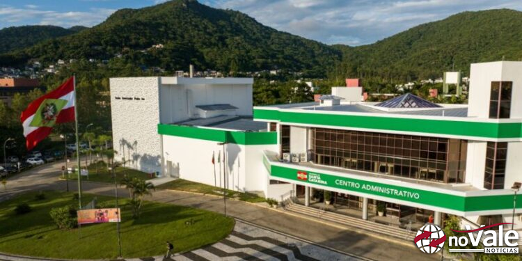 Governador anuncia antecipação de metade do 13º salário dos servidores públicos estaduais