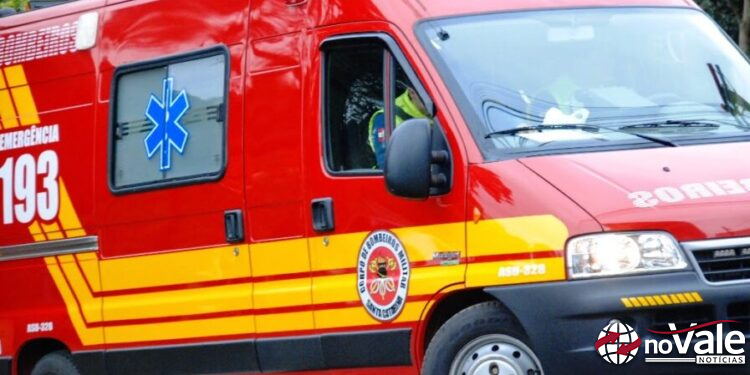 Condutora fica ferida após colidir com o veículo contra poste de energia