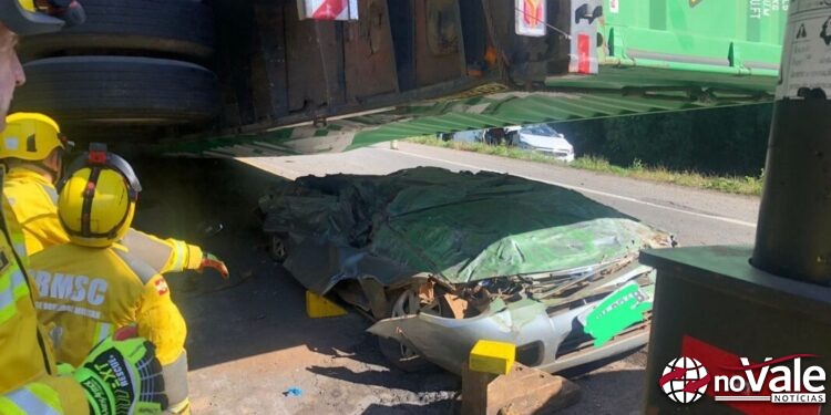 Grave acidente na BR-470 deixa dois mortos e três feridos