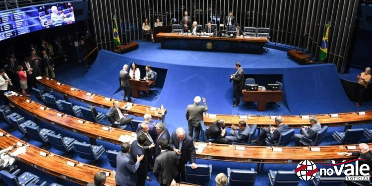 Senado aprova bolsa mínima de R$ 700 para universitários de baixa renda