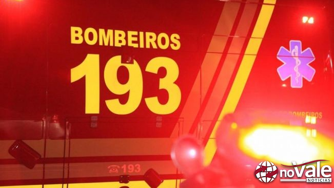 Veículo sai da pista e atinge poste de residência na SC-150 no interior de Capinzal