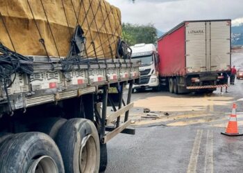 Colisão entre três veículos na SC-355 em Videira deixa um homem ferido e provoca vazamento de combustível