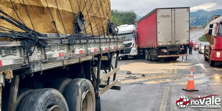 Colisão entre três veículos na SC-355 em Videira deixa um homem ferido e provoca vazamento de combustível