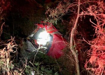 Veículo cai em ribanceira após colisão na SC-355