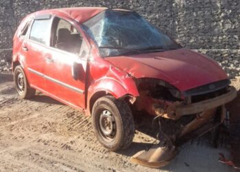 Carro capota após colidir contra muro de pedras na SC-355