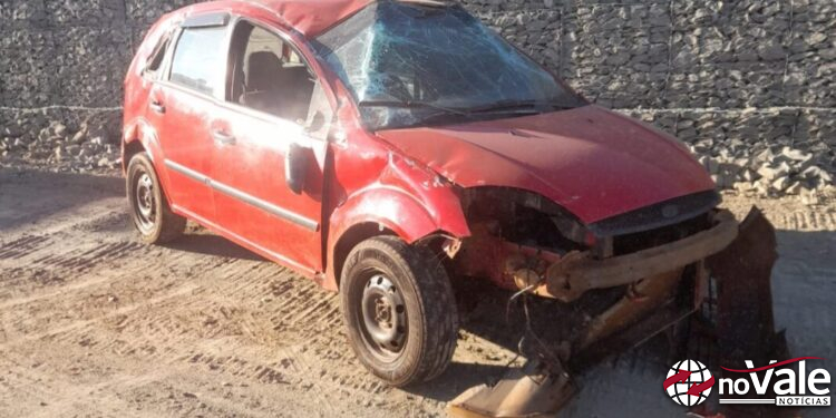 Carro capota após colidir contra muro de pedras na SC-355