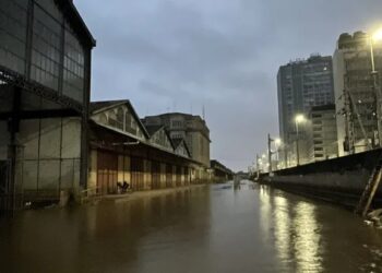 Nível do Guaíba volta a subir e inunda ruas de Porto Alegre