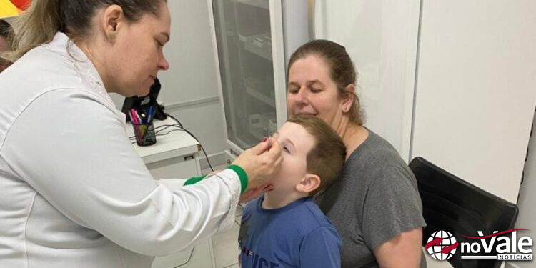 Ouro vacina 60 crianças contra a paralisia infantil