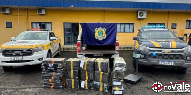 Caminhonete roubada é apreendida com quase meia tonelada de maconha