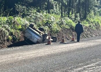 Veículo sai da pista e capota na SC-150 em Capinzal