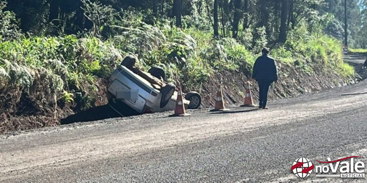 Veículo sai da pista e capota na SC-150 em Capinzal