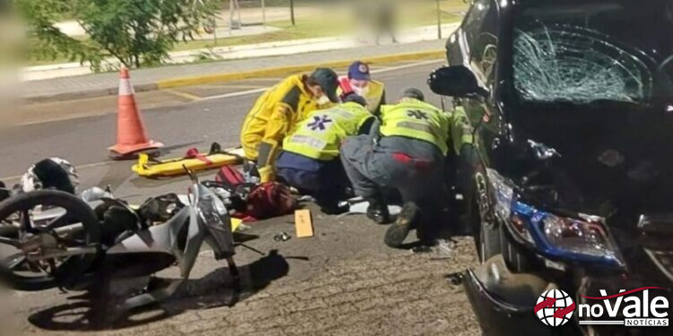Colisão entre carro e moto deixa duas pessoas feridas em Videira