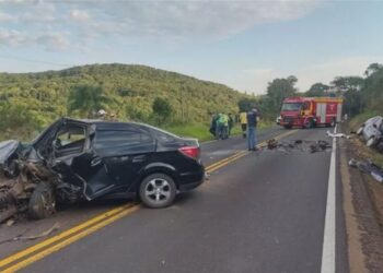 Acidente entre dois carros mata motorista e bebê em rodovia de SC